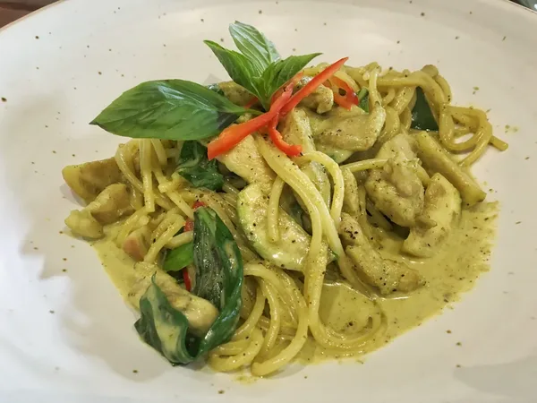 Poulet au curry vert, nouilles jaunes de blé