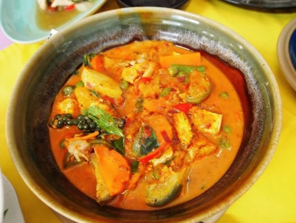 Tofu et légumes au curry rouge, riz thaï
