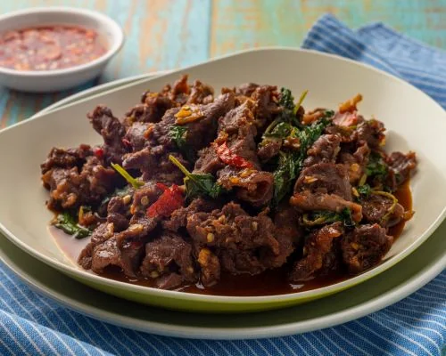 Boeuf au basilic doux, nouilles de blé