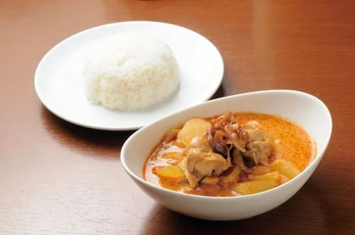 Poulet au curry matsamann, riz thai