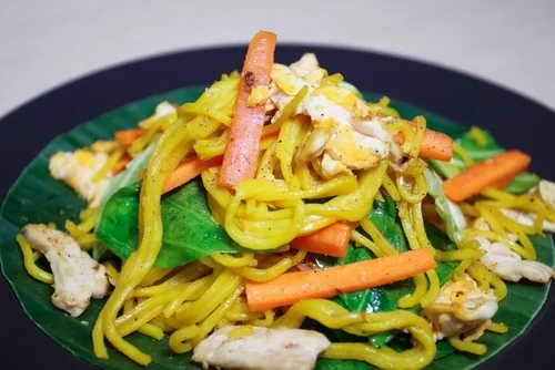 Nouilles jaunes de blé sautées au poulet