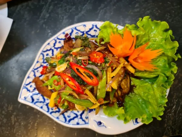 Canard au basilic sacré, riz thaï