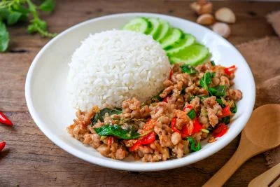 Poulet au basilic doux (horapa) riz thaï