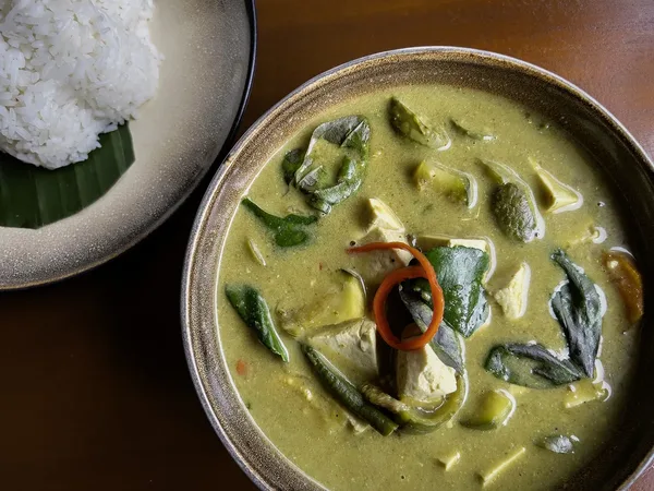 Tofu et légumes au curry vert, riz thaï
