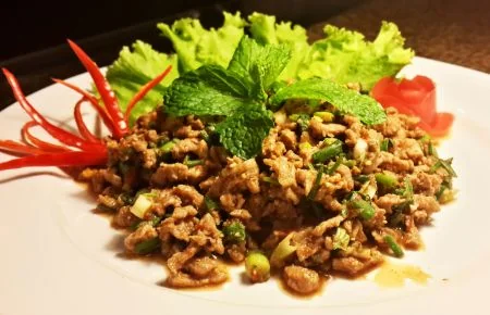 Boeuf haché au couteau (Laab Neua), riz thaï